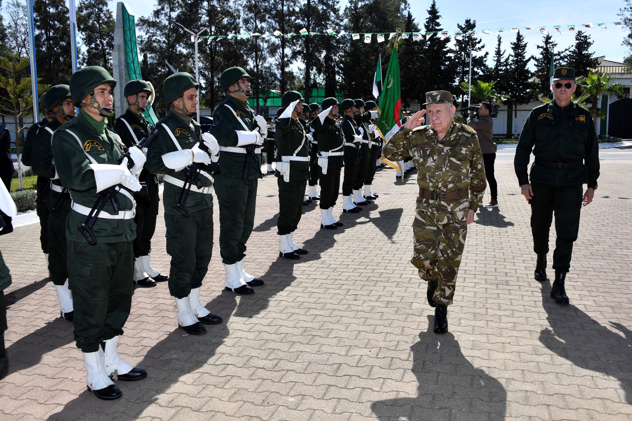 رئيس أركان الجيش الجزائري، الفريق أول السعيد شنقريحة، خلال زيارة العمل والتفتيش إلى قيادة الدرك الوطني