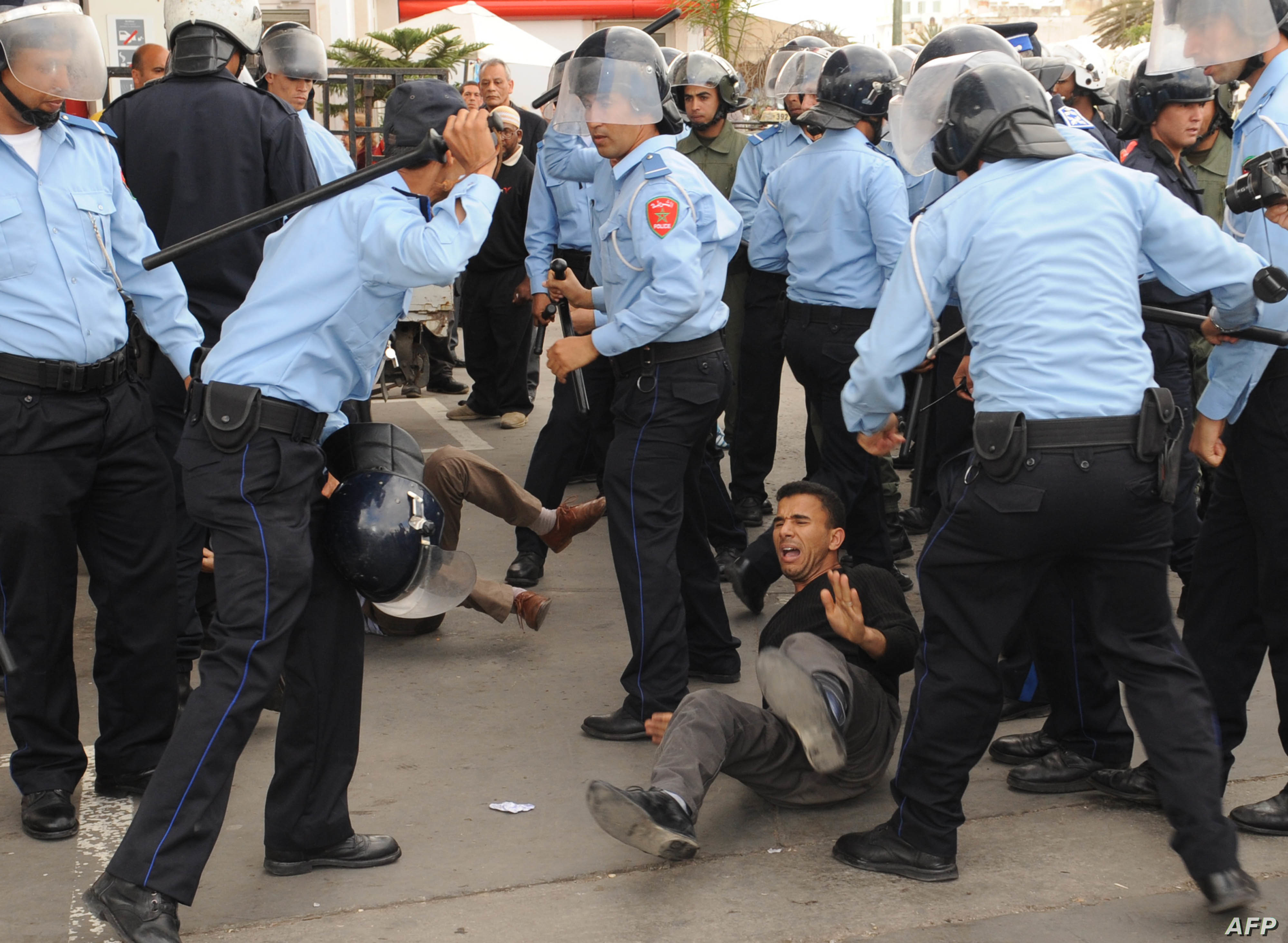 قوات الأمن المغربية تعنف متظاهرين سلميين