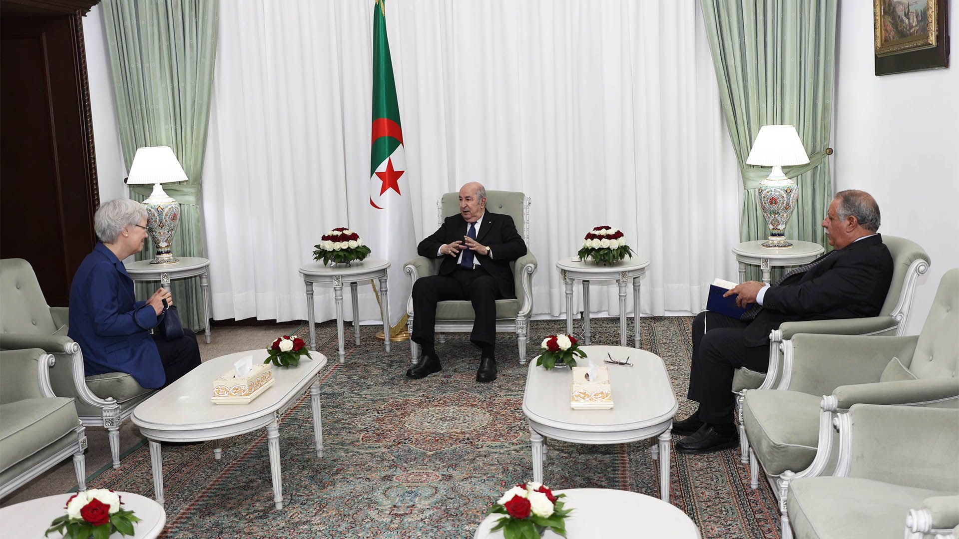 الرئيس الجزائري يستقبل ثلاثة سفراء بمناسبة انتهاء مهامهم في الجزائر