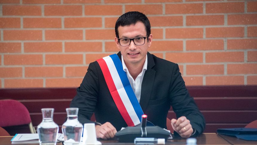 عمدة بلدية "فيتري سور سين" الفرنسية بيير بيل لوتش