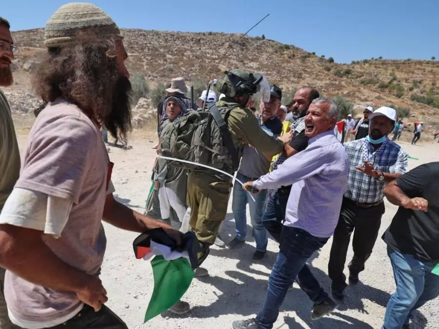 des-colons-sionistes-envahissent-une-communauté bédouine.