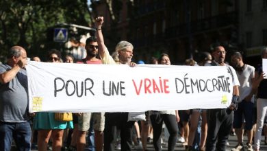 الأزمة السياسية في فرنسا تنتقل إلى الشارع