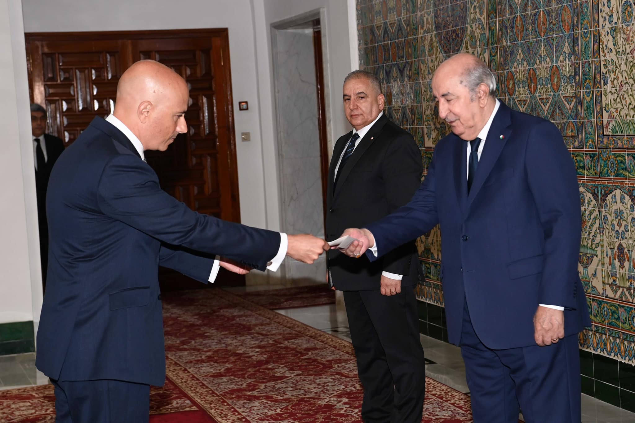 الرئيس الجزائري يتسلم أوراق اعتماد سفراء جدد