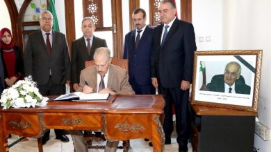 Décès de l'ancien Premier ministre libanais Goudjil signe le registre de condoléances