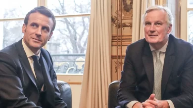 ميشال بارنييه وإيمانويل ماكرون