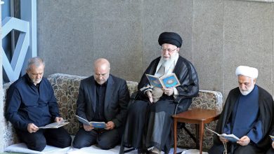 خامنئي قبل الخطبة وإلى جواره الرئيس الإيراني ورئيس البرلمان ورئيس السلطة القضائية (رويترز)