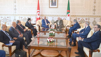 وزير الخارجية التونسي يشرع في زيارة إلى الجزائر