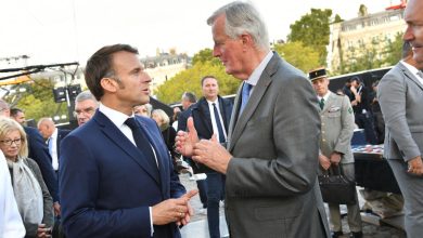 إيمانويل ماكرون ورئيس وزرائه ميشال بارنييه