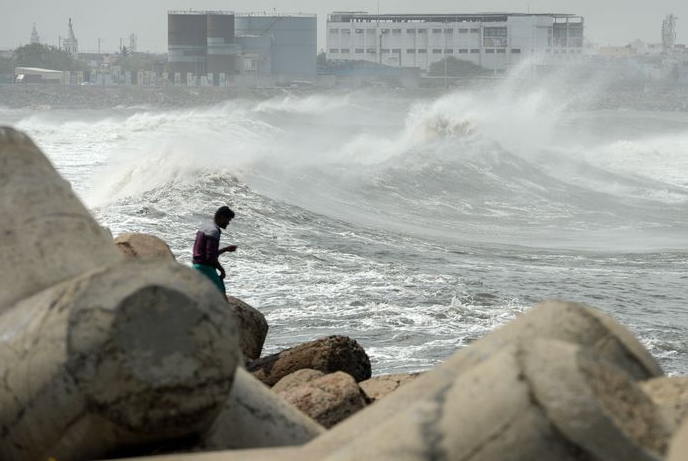 Inde : évacuation de plus de 100.000 personnes avant l'arrivée du cyclone Dana