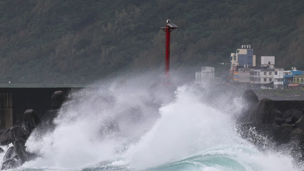 Le typhon Kong-rey touche terre à Taïwan