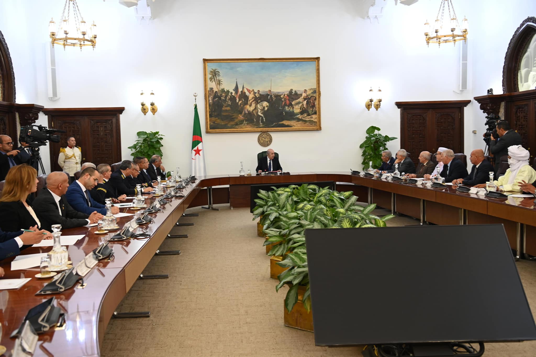 Le président de la République installe la Commission nationale de révision des codes communal et de wilaya