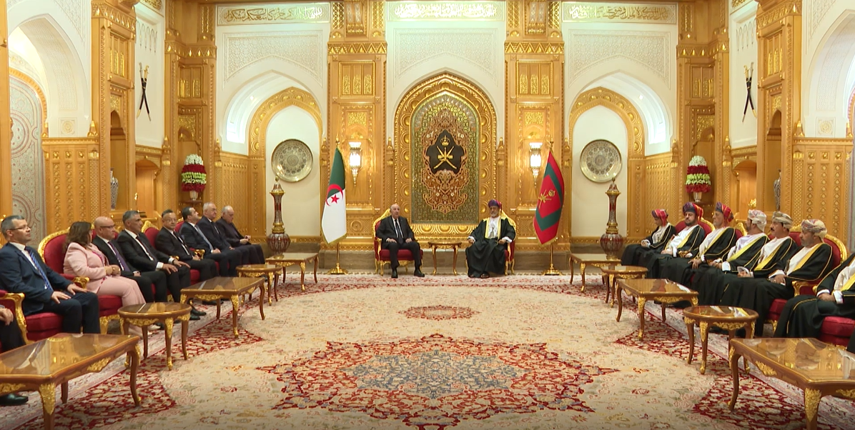 Le Sultan d'Oman et le président algérien président les entretiens élargis à Mascate