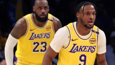 ليبرون جيمس وابنه بروني يلعبان معا لأول مرة في تاريخ دوري السلة الأمريكي