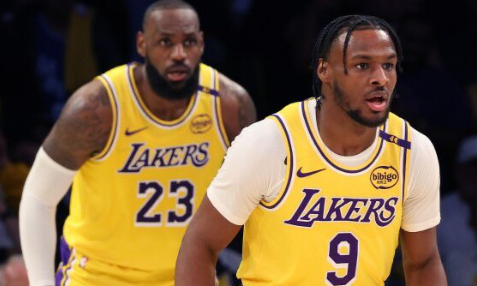 ليبرون جيمس وابنه بروني يلعبان معا لأول مرة في تاريخ دوري السلة الأمريكي