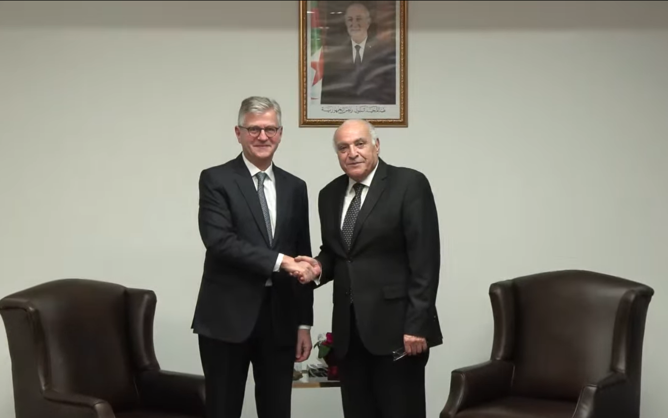 وزير الخارجية الجزائري أحمد عطاف ووكيل الأمين العام للأمم المتحدة المكلف بعمليات السلام جون بيار لاكروا