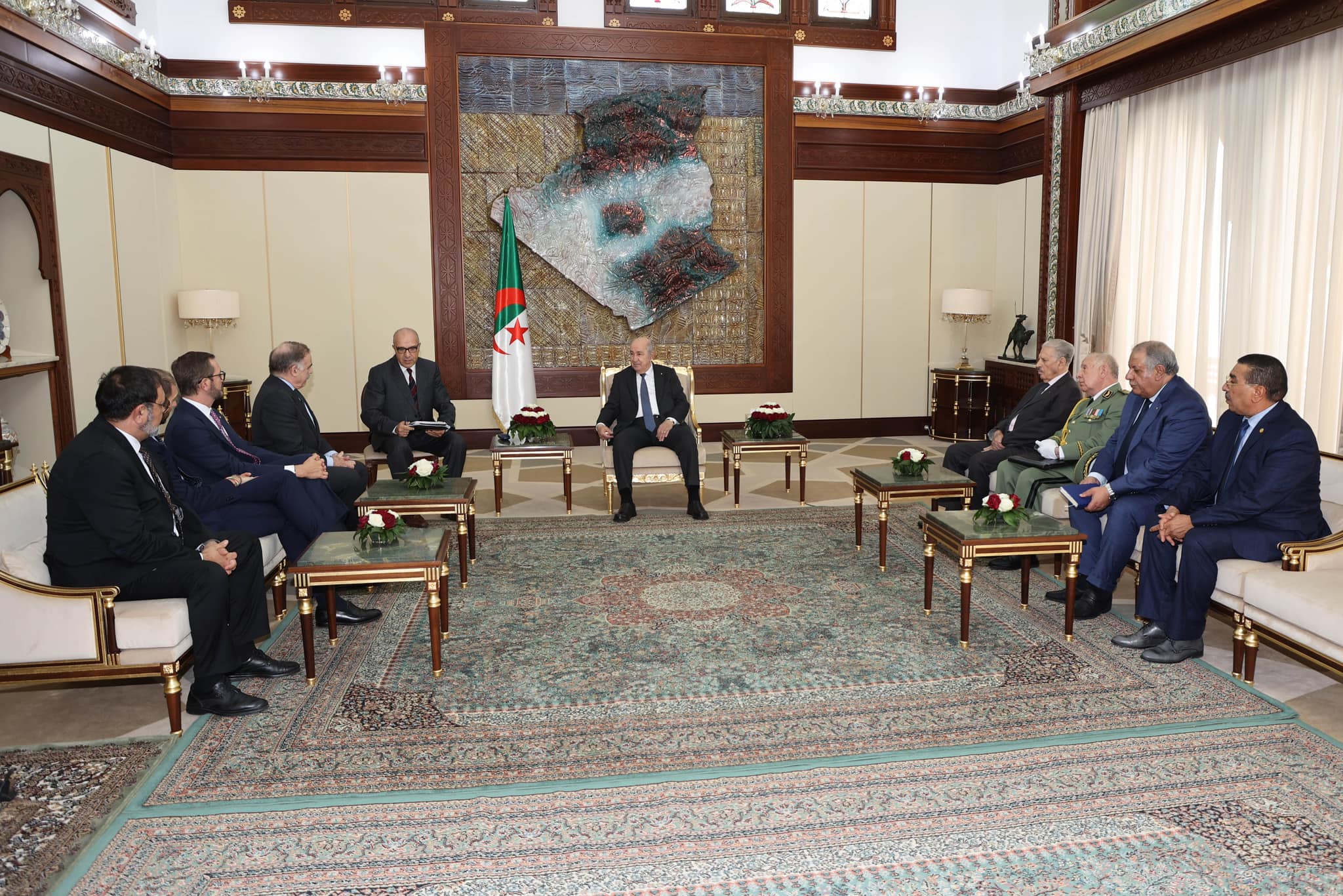 الرئيس الجزائري يستقبل وفدا مشتركا عن الجمعية البرلمانية لحلف شمال الأطلسي