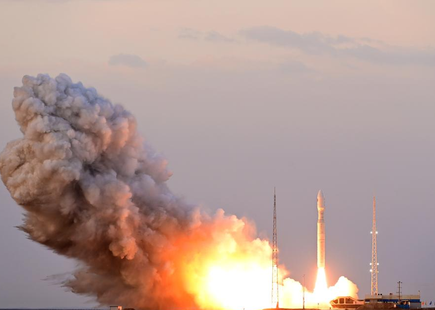 الصين تطلق صاروخا على متنه 15 قمرا اصطناعيا