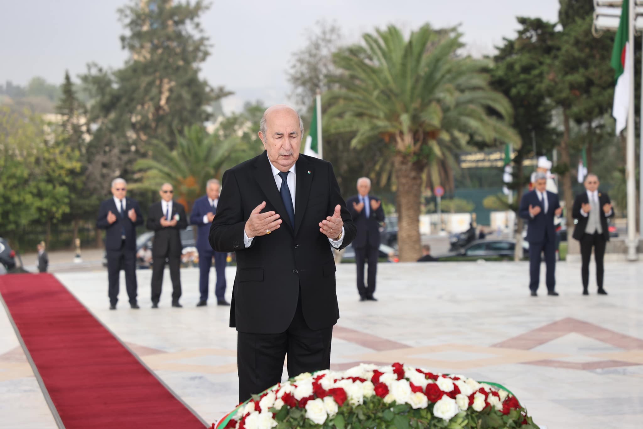 الرئيس تبون يضع إكليلاً من الزهور ويقف ترحماً على أرواح الشهداء في الذكرى الـ70 لثورة التحرير