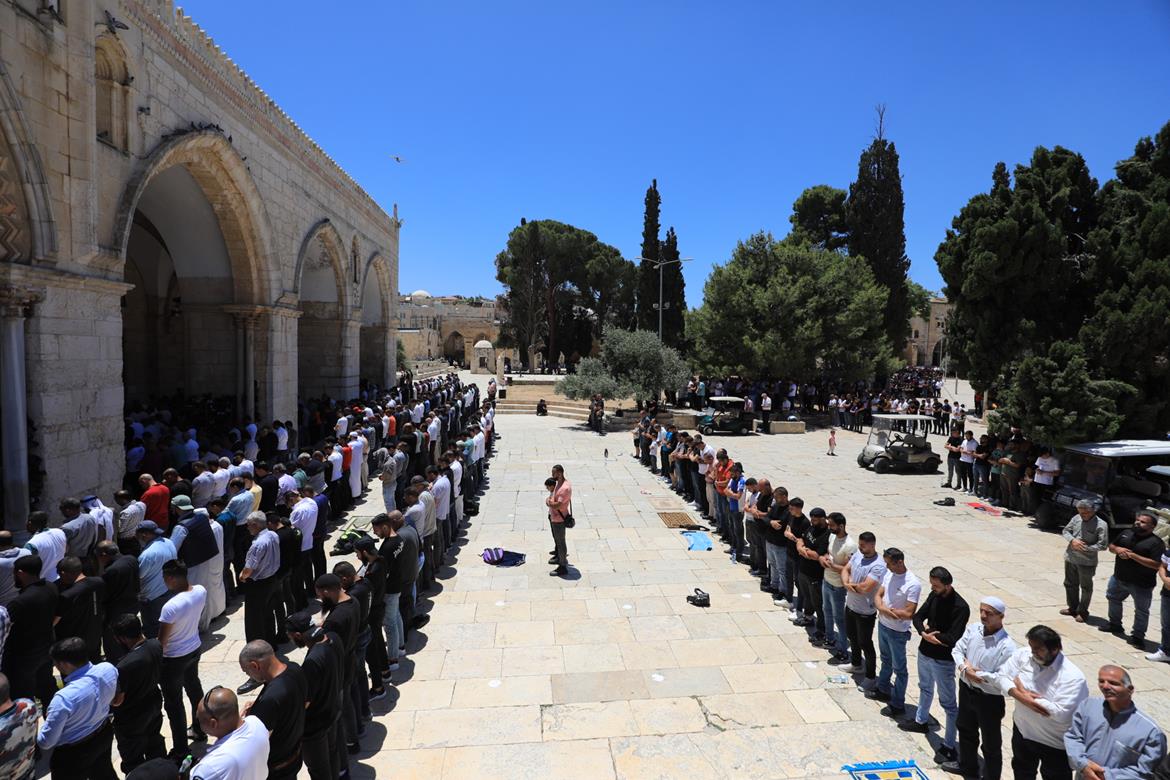 Al-Aqsa : Près de 40.000 Palestiniens accomplissent la prière du vendredi en dépit des restrictions sionistes