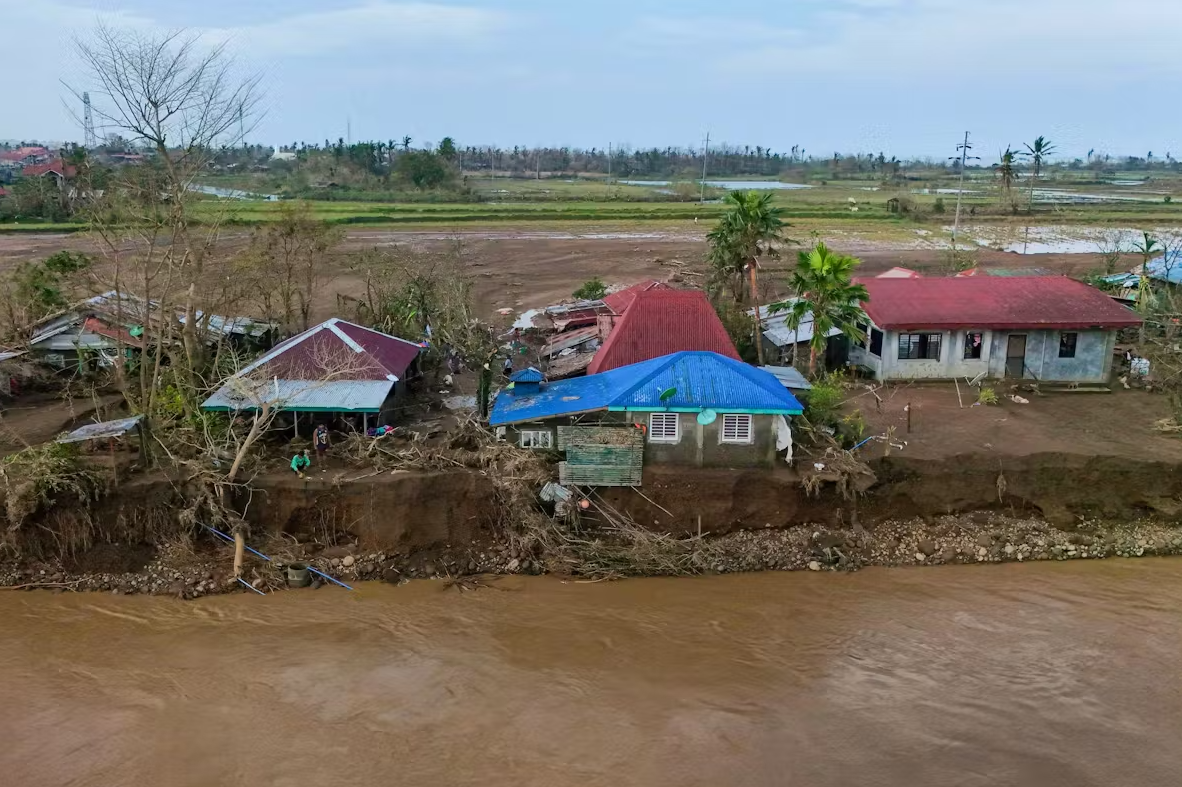 Le typhon Usagi souffle sur les Philippines
