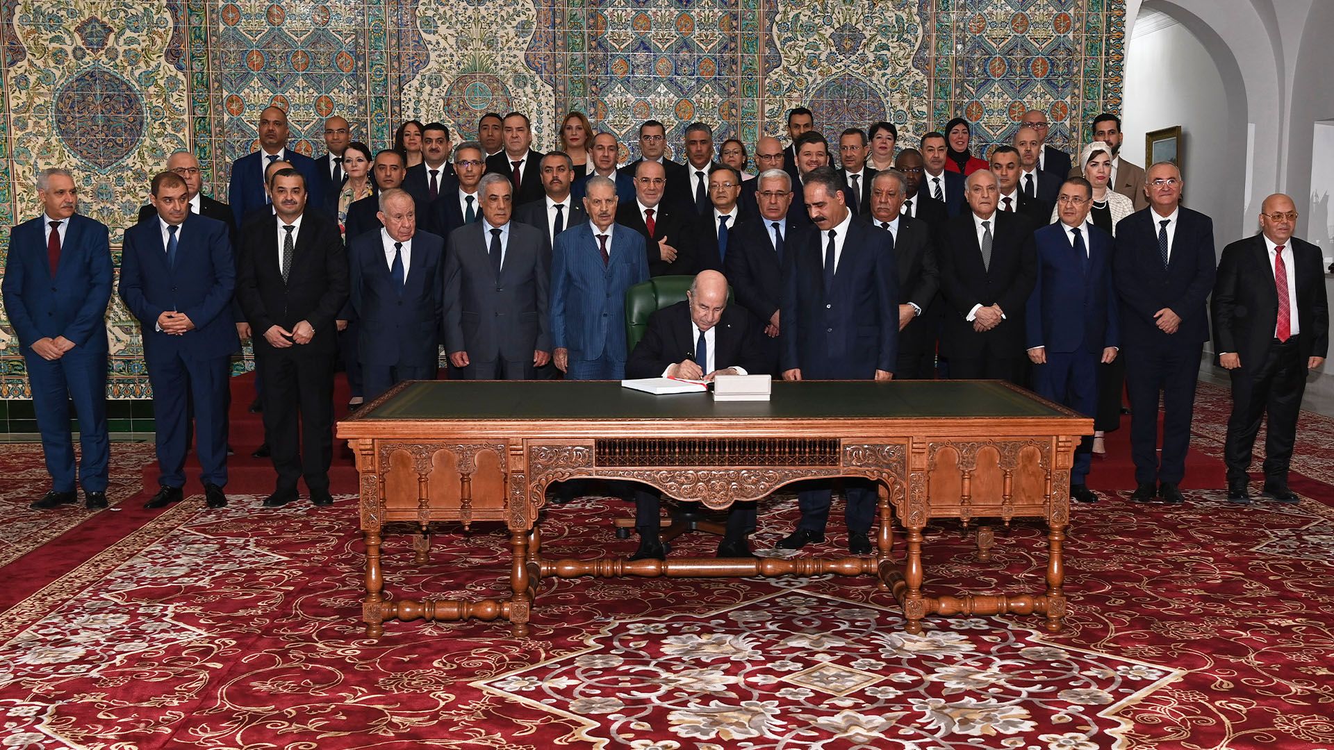 الرئيس الجزائري عبد المجيد تبون يوقع على قانون المالية