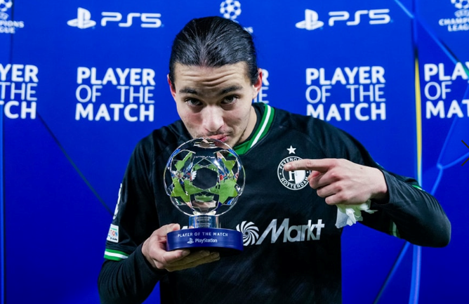 بالصور.. الجزائري حاج موسى ينال جائزة رجل مباراة مانشستر سيتي وفينورد