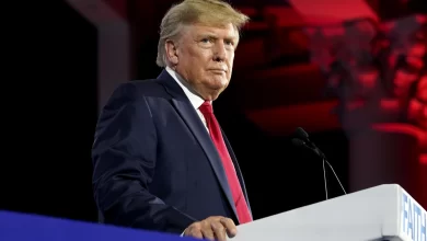 ترامب يقاضي صحيفة وشركة استطلاعات رأي بتهمة التدخل في الانتخابات