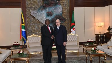 الرئيس الجزائري يتحادث مع نظيره الجنوب إفريقي