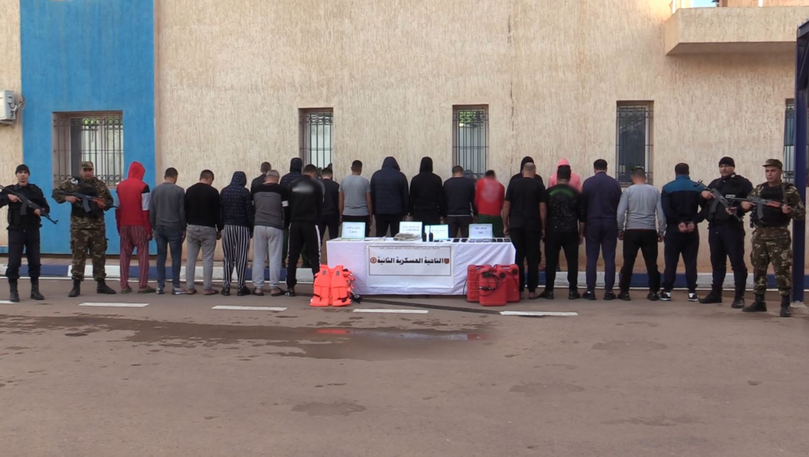 الإطاحة بشبكة دولية لتهريب المهاجرين غرب الجزائر