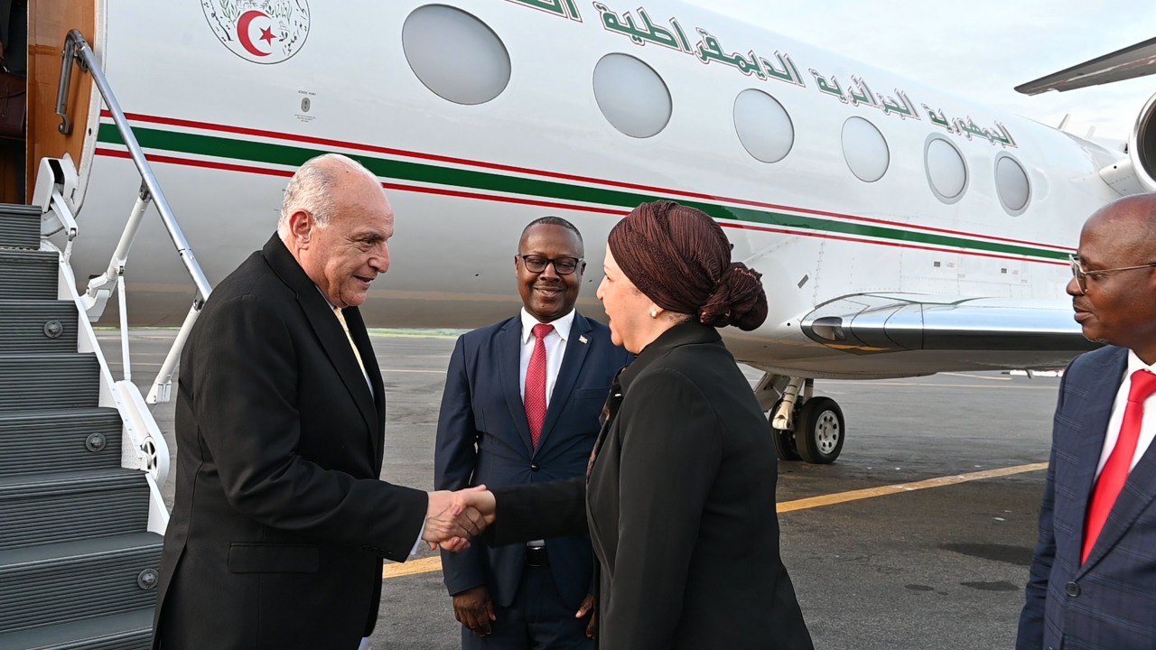 Ahmed Attaf au Burundi pour une visite officielle