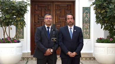  رئيس مجلس التجديد الاقتصادي الجزائري كمال مولى والمدير العام للوكالة الجزائرية لترقية الاستثمار عمر ركاش 