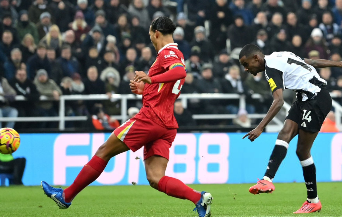 ليفربول يعرض على فان دايك التجديد مع الفريق