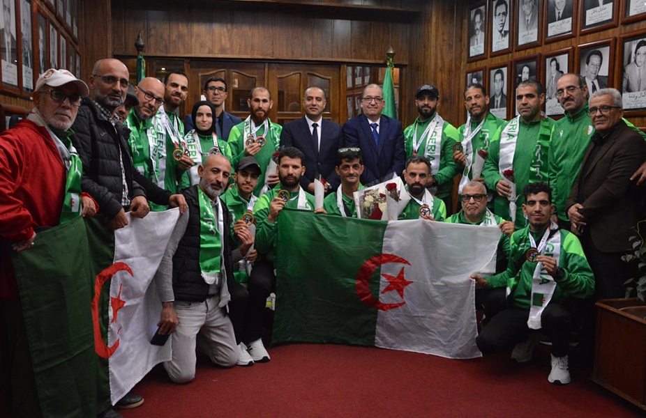 الفريق الجزائري للكاراتي يحظى باستقبال الأبطال