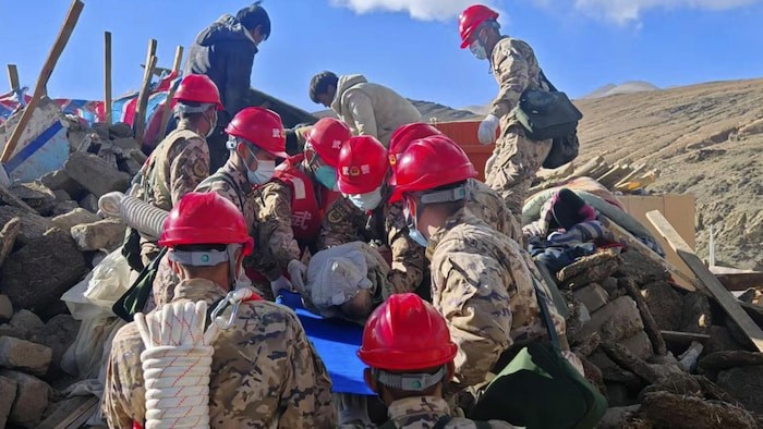 Séisme en Chine la course pour retrouver des survivants au Tibet