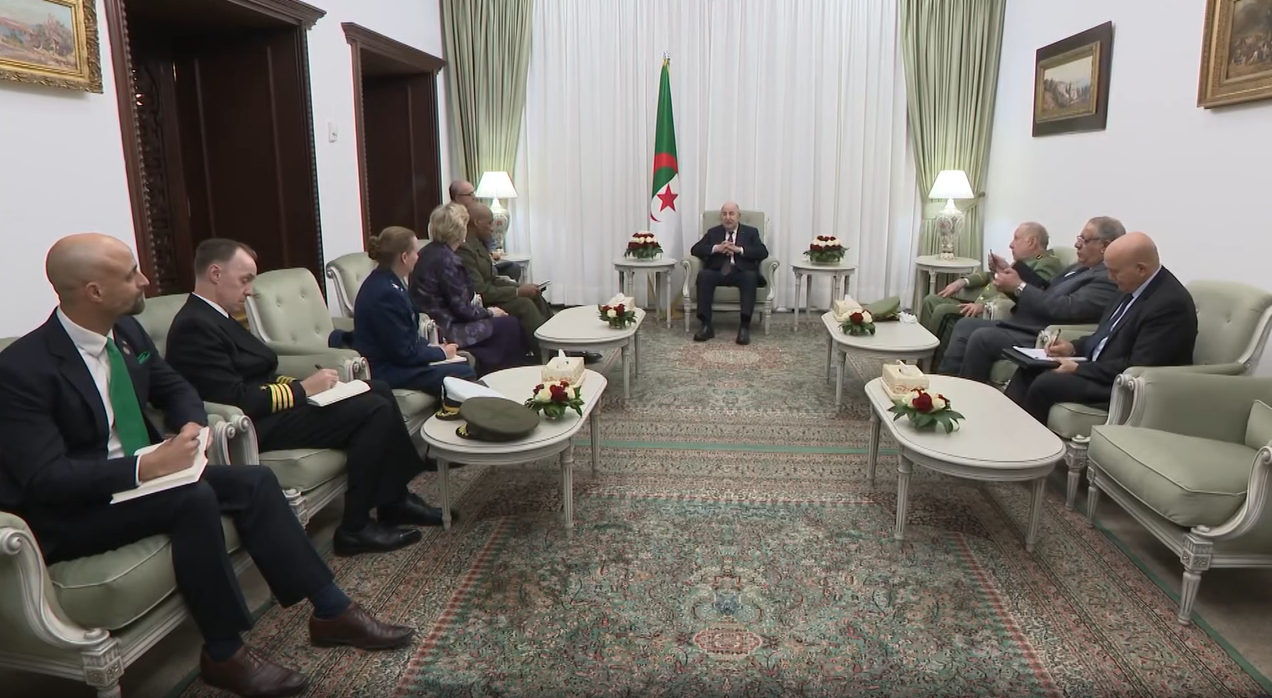 Le président algérien reçoit le Commandant d'AFRICOM