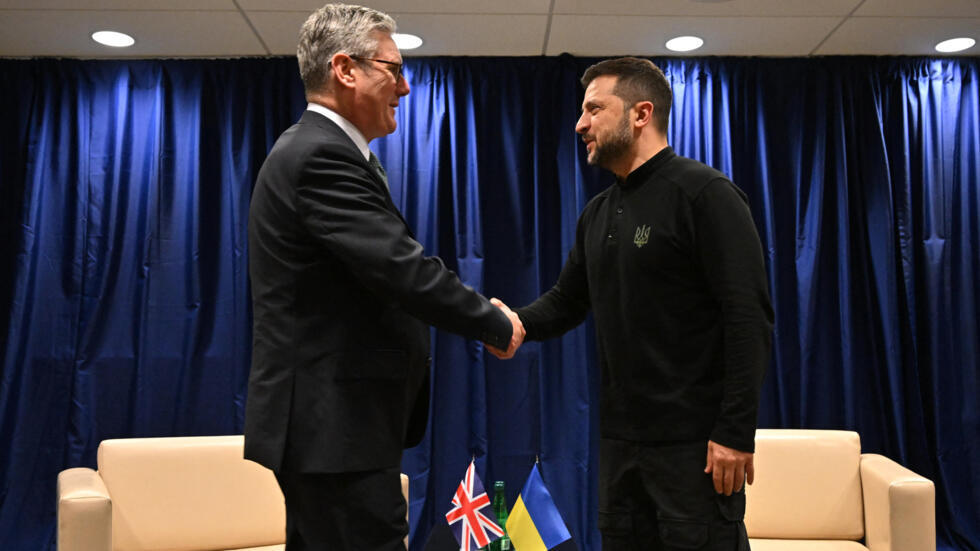 كير ستارمر وفلوديمير زيلنسكي