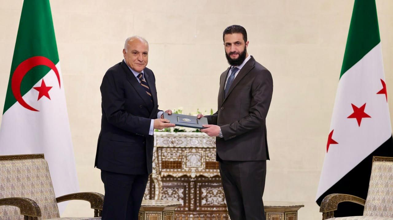 وزير الدولة وزير الخارجية الجزائري أحمد عطاف يسلم رسالة الرئيس تبون إلى أحمد الشرع