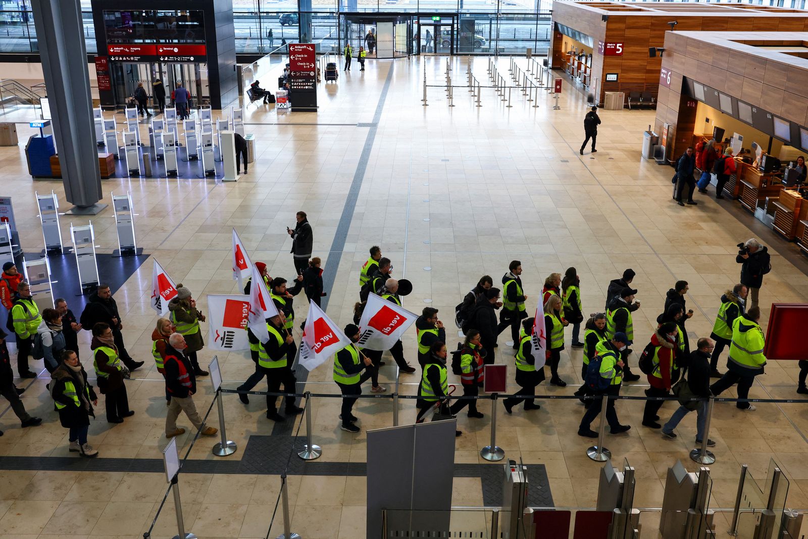 Major Strike to Disrupt German Airports Over Wage Dispute