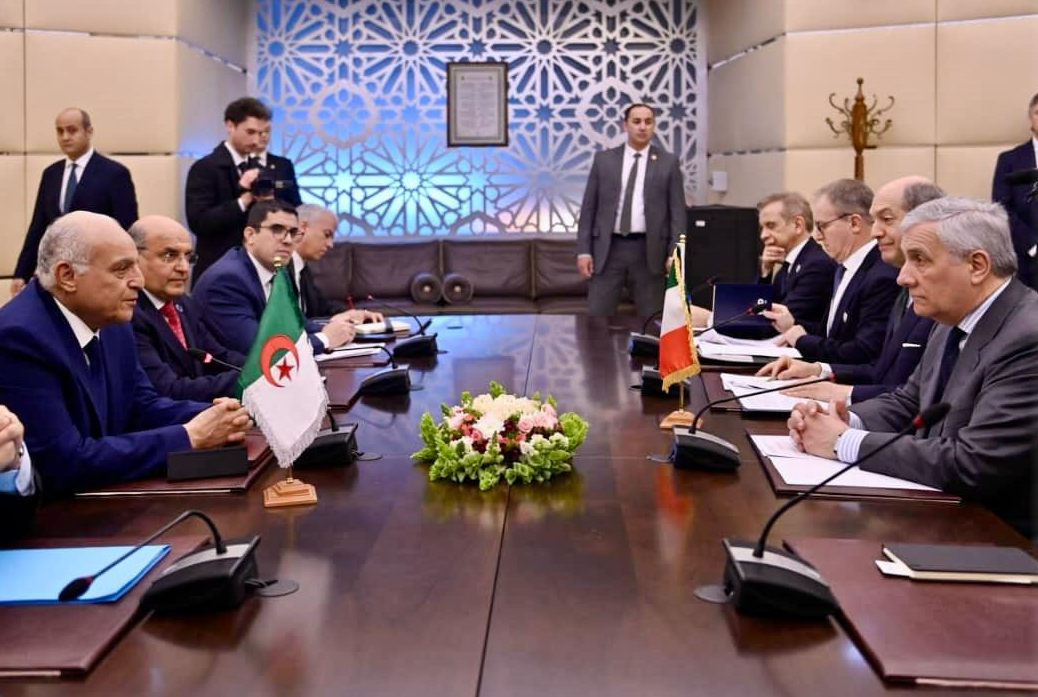 أحمد عطاف وأنطونيو تاياني يترأسان جلسة عمل موسعة