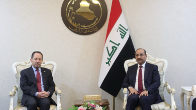رئيس اللجنة المالية في البرلمان العراقي عطوان العطواني والسفير الأمريكي