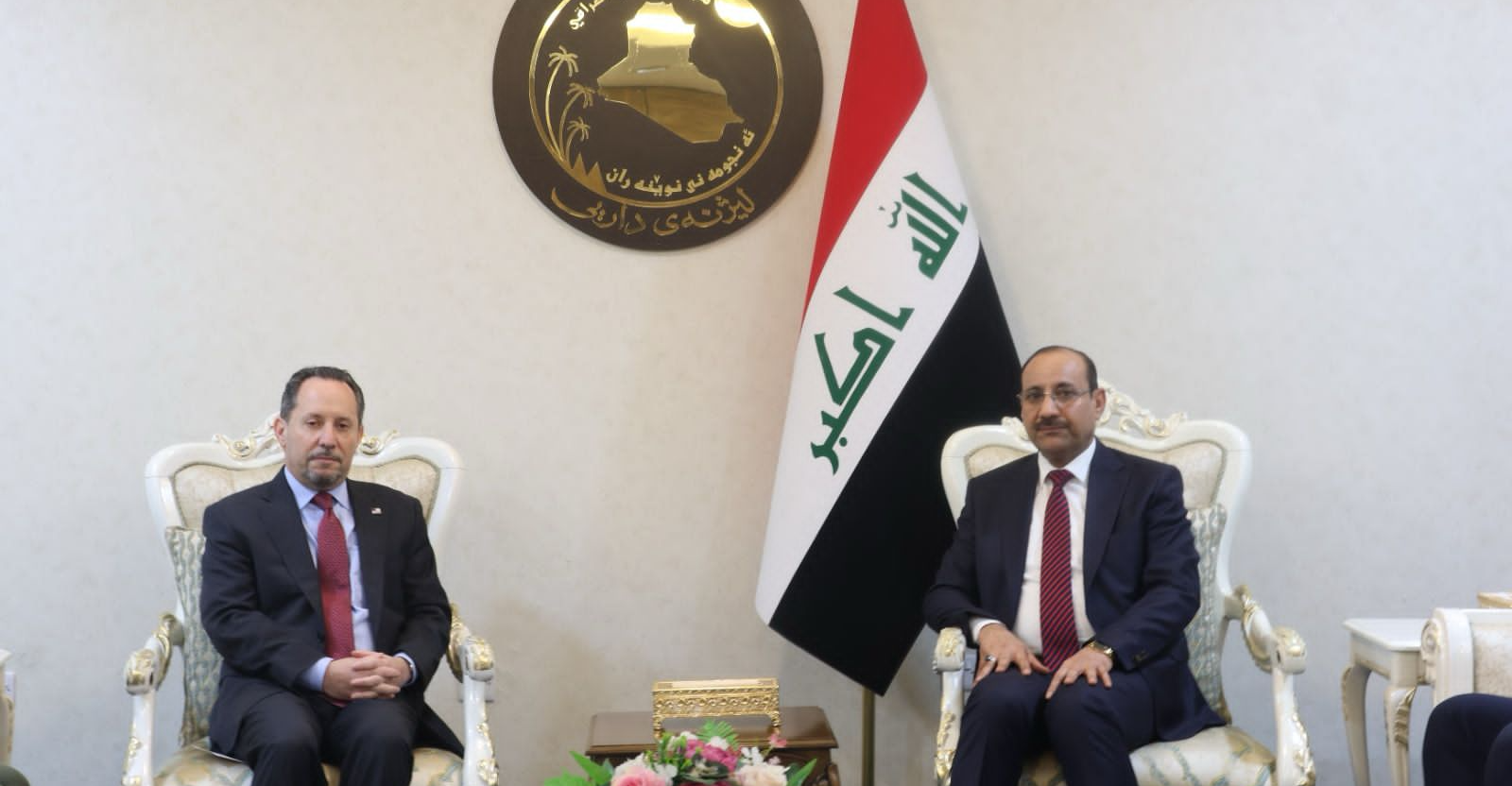 رئيس اللجنة المالية في البرلمان العراقي عطوان العطواني والسفير الأمريكي