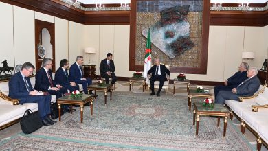 الرئيس الجزائري يستقبل وزير الخارجية التركي