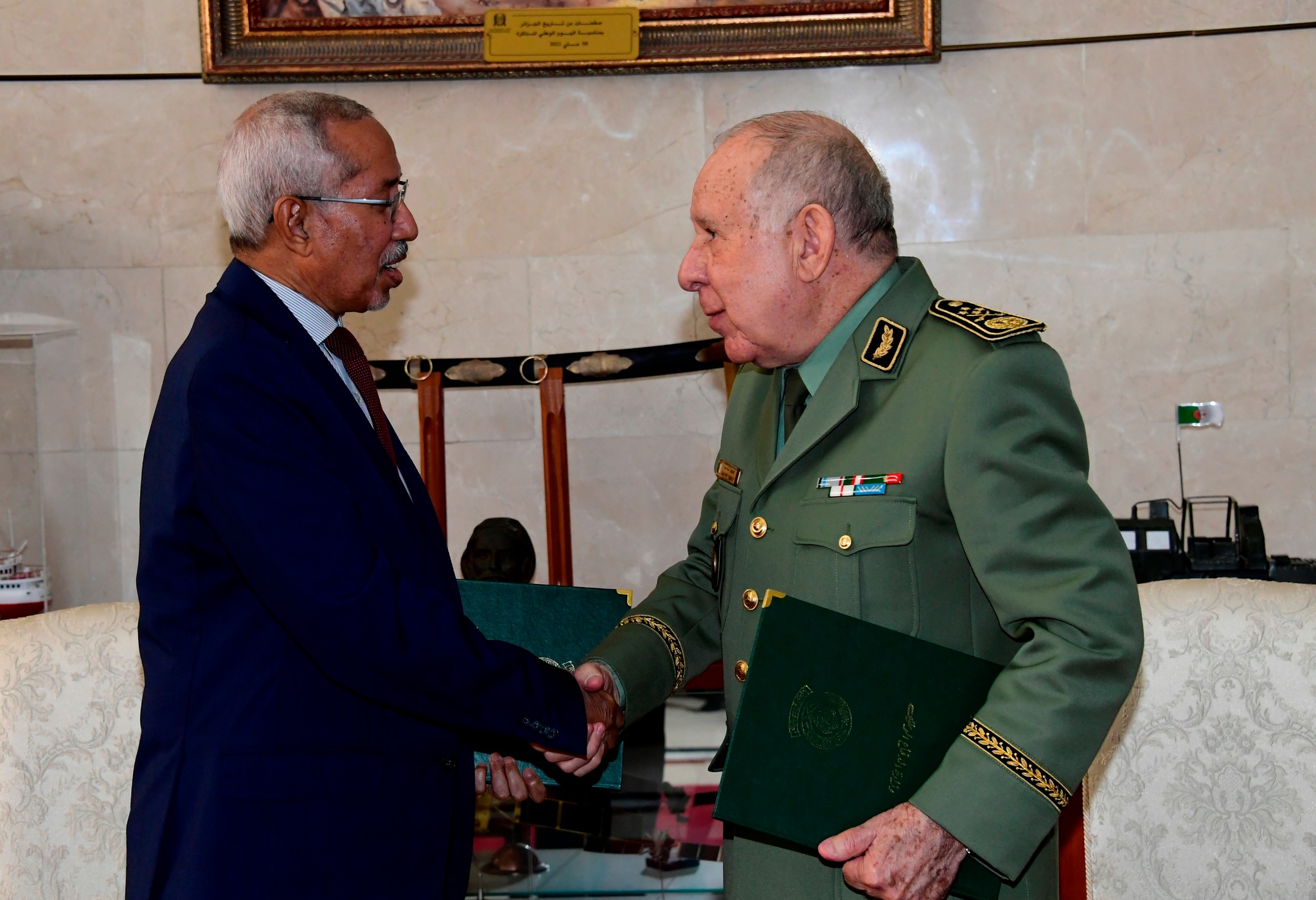 الجزائر: الفريق أول السعيد شنقريحة ووزير الدفاع الموريتاني يوقعان على اتفاق تعاون في مجال الدفاع