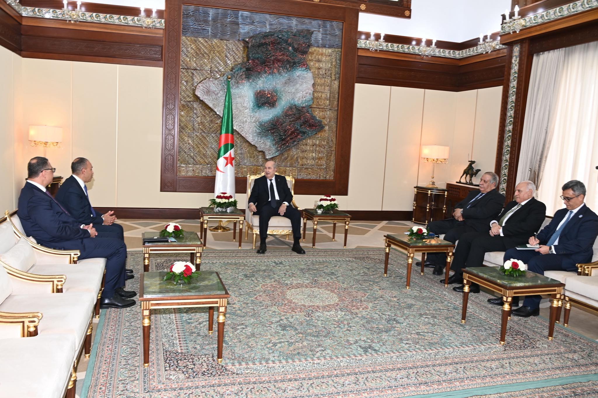 Le président algérien reçoit le ministre égyptien des Affaires étrangères