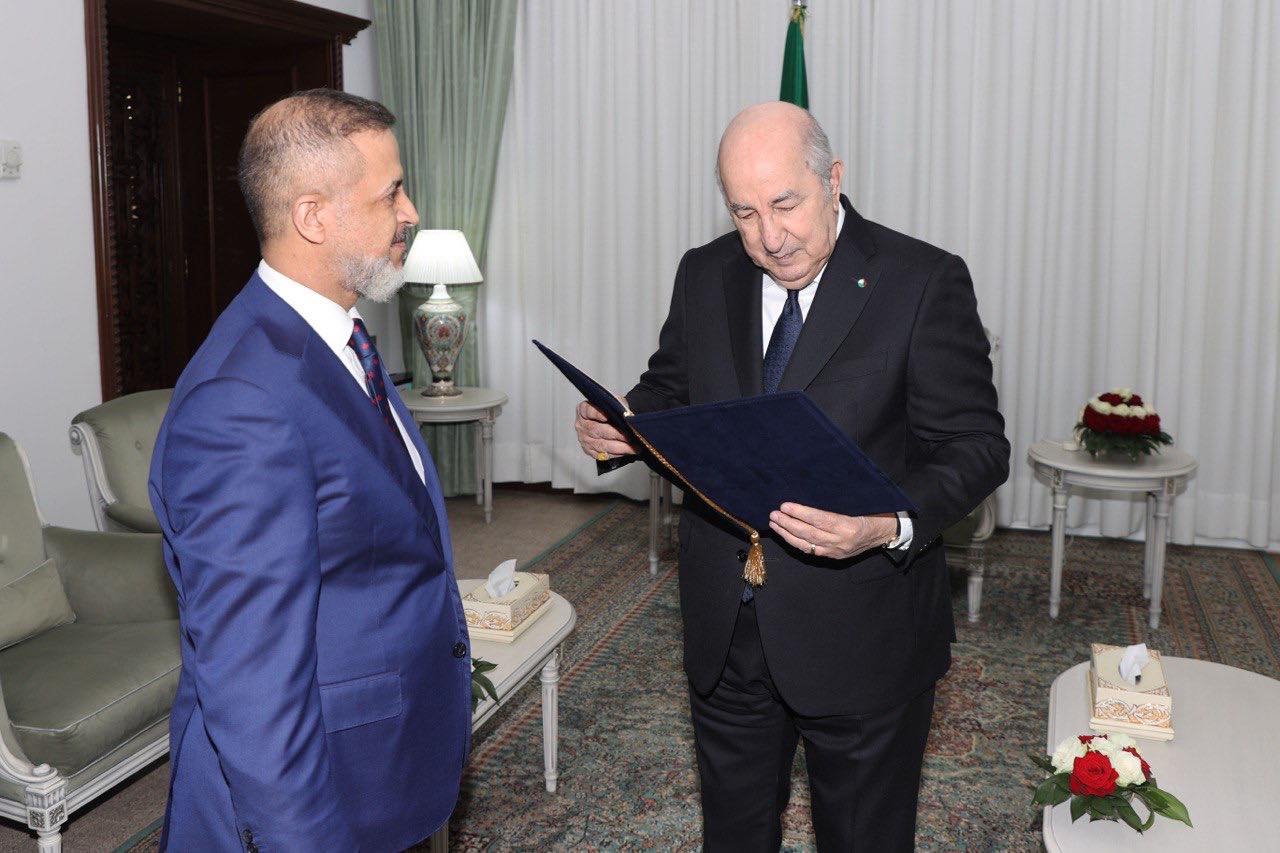 الرئيس الجزائري يتسلم دعوة لحضور القمّة العربية المقبلة في بغداد