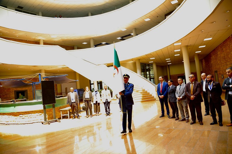 رفع العلم الجزائري في مقر مجلس السلم والأمن التابع للاتحاد الإفريقي