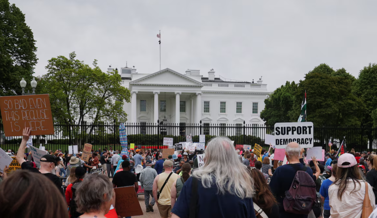 الآلاف يتظاهرون في أنحاء الولايات المتحدة رفضا لسياسات ترامب