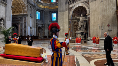 وزير الدولة وزير الخارجية الجزائري يشارك في جنازة بابا الفاتيكان