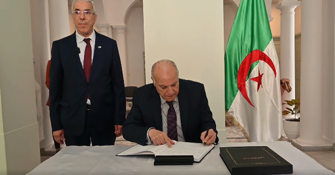 M. Attaf préside la cérémonie de dévoilement d'une plaque commémorative au siège du Consulat général d'Algérie à Tunis