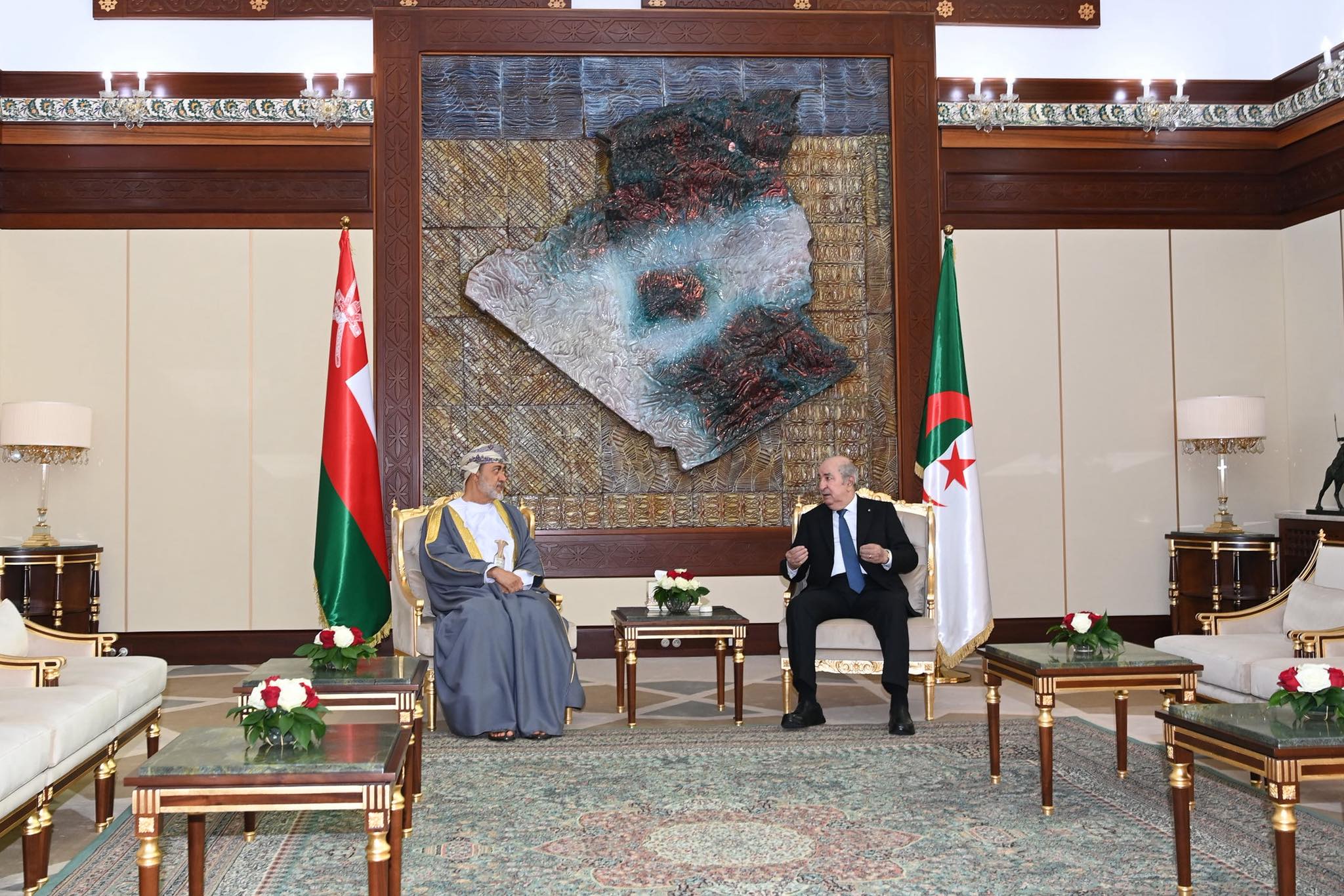 الرئيس الجزائري يجري محادثات مع سلطان عمان
